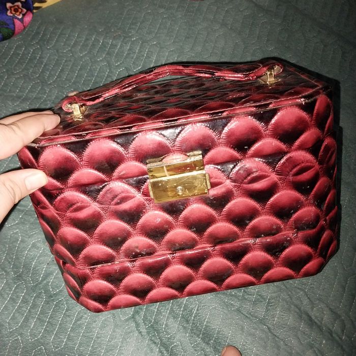 Kosmetika qutisi qizil rangli