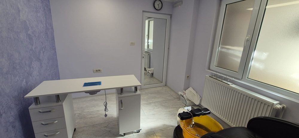 Cameră manichiură de închiriat