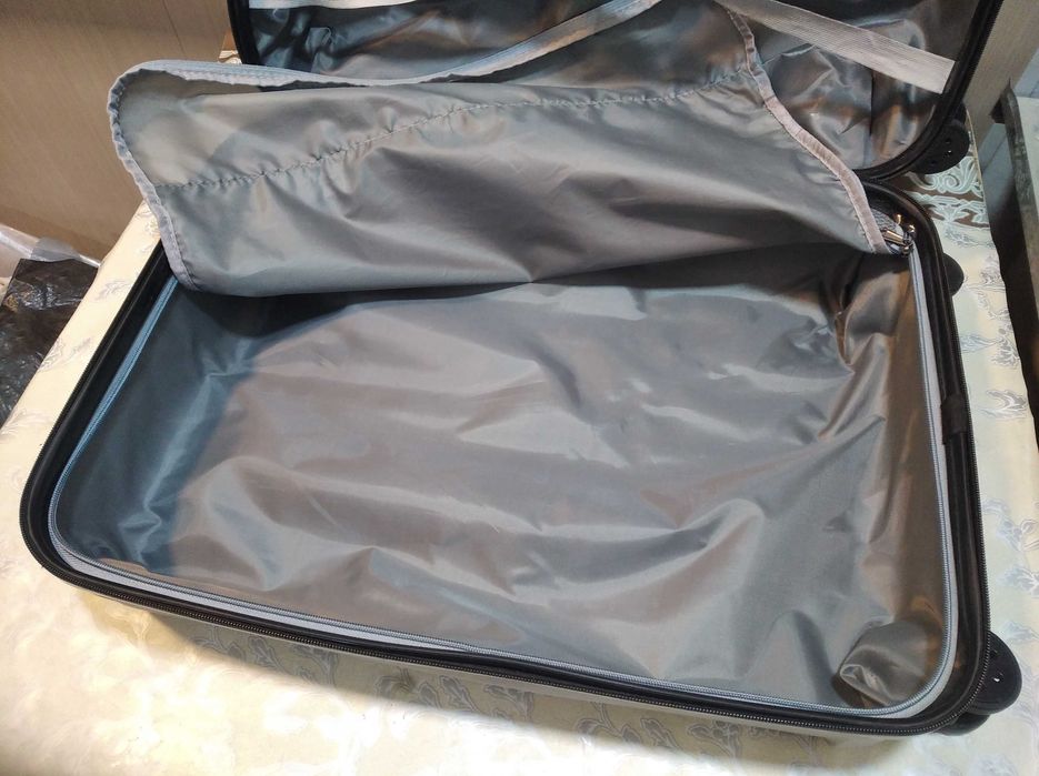 Дорожный чемодан на колесах.