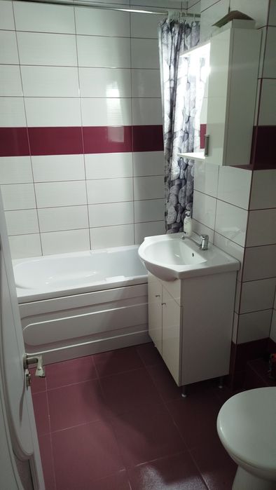 Închiriez apartament 3 camere