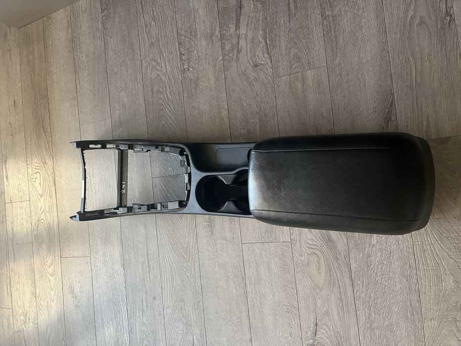 Оригинална централна конзола с подлакътник за Hyundai i30 десен волан