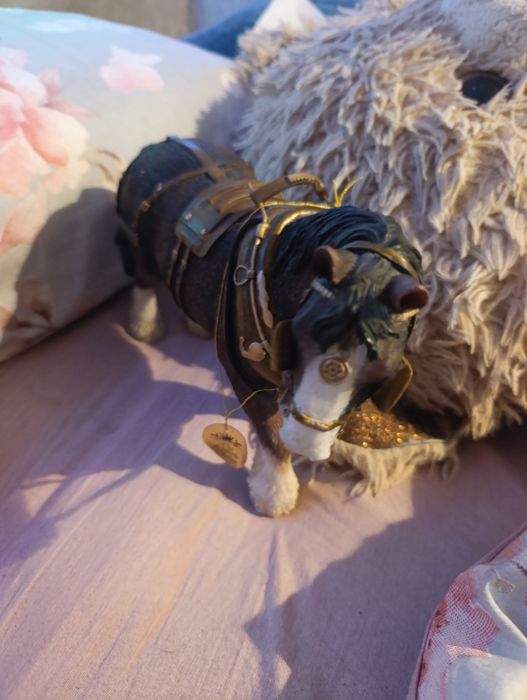 Продавам порцеланова фигурка на кон