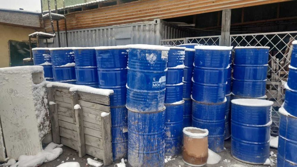 Продам пластиковые и железные  220 литровые бочки б/у .