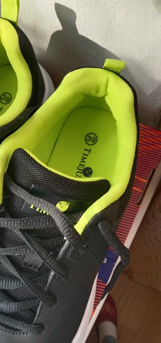 Женские кроссовки 39 размера