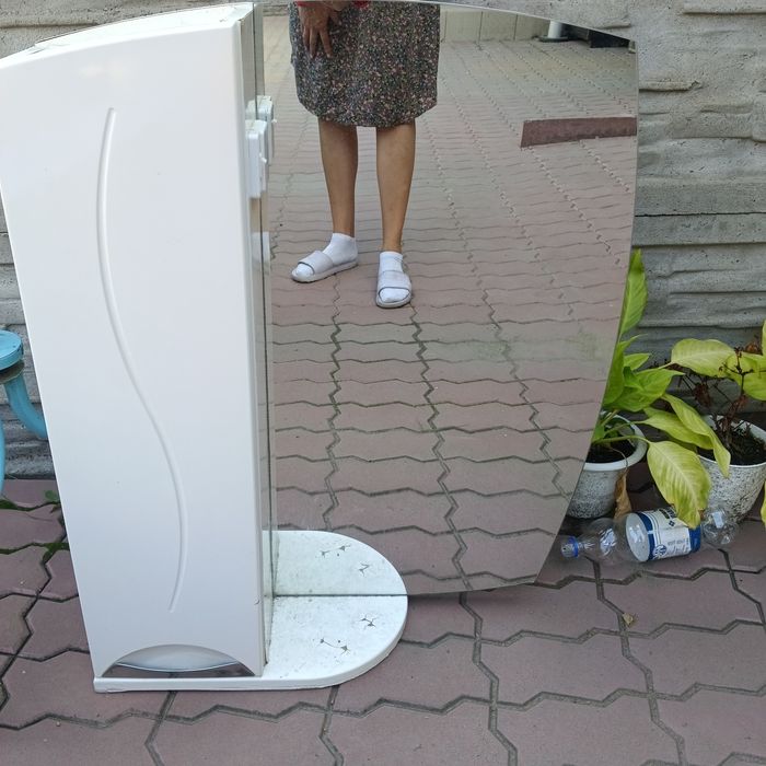 Продам не дорого шкафчик с зеркалом.