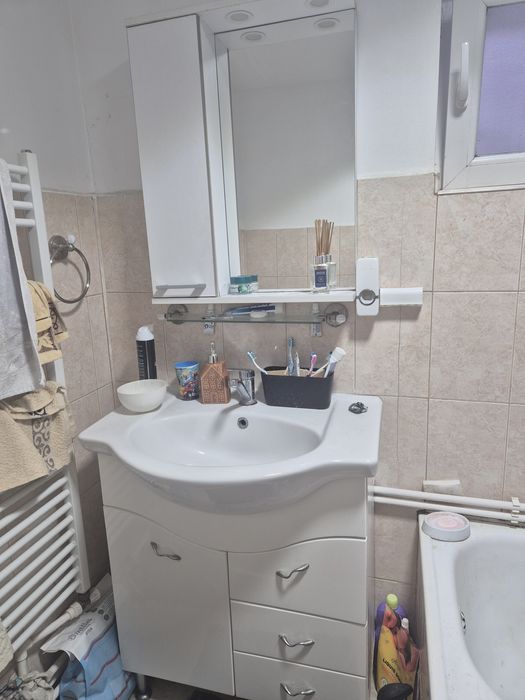 Mobilier baie, oglinda spoturi, chiuveta si dulapior