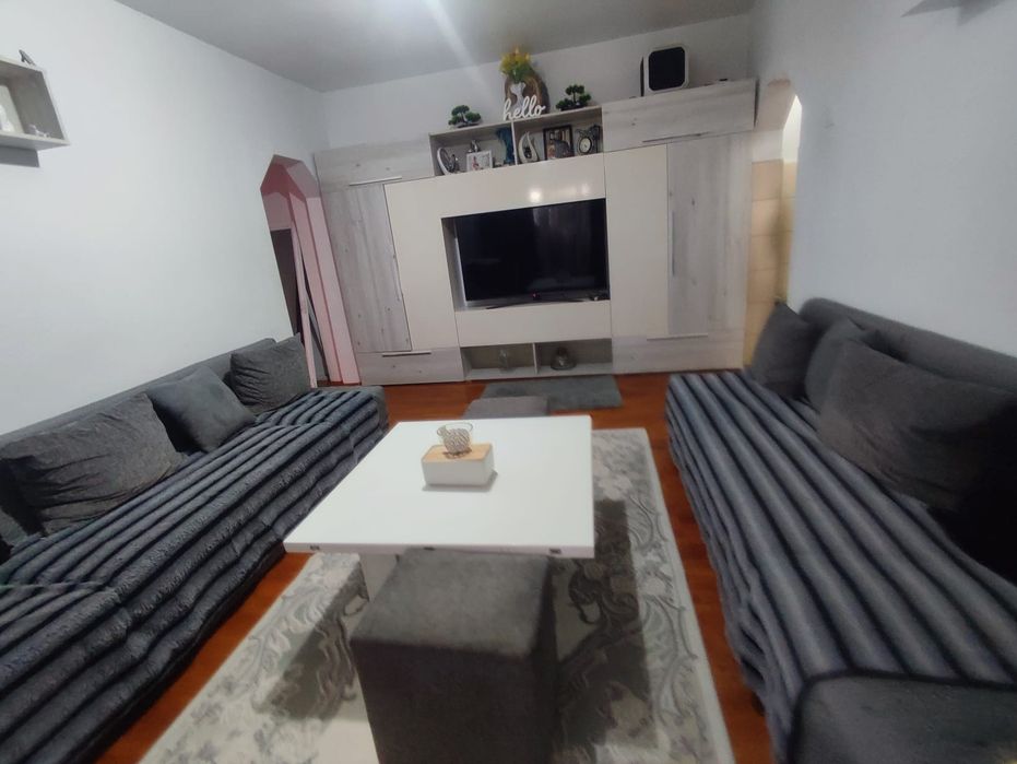 Se vinde apartament cu 3 camere semidecomandat, la etajul 2,pe strada Aleea Elie Radu, vis-a-vis de gradinița nr 23 și creșa munincipala.