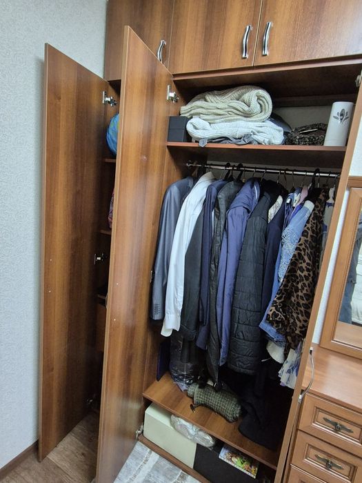 Тумба с зеркалом и шкаф 3 дверный