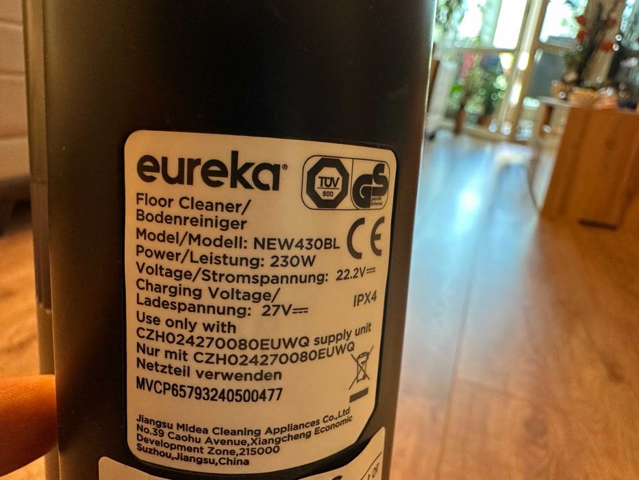 EUREKA вертикална безкабелна прахосмукачка  за мокро/сухо почистване