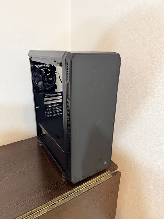 Vand carcasa pc gaming