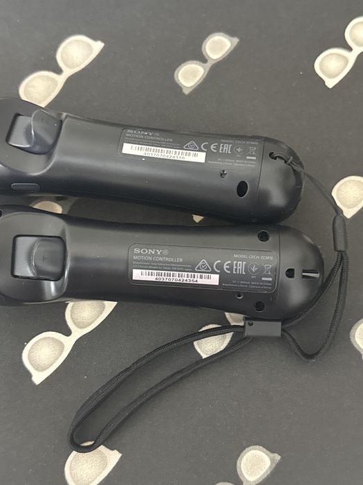 PlayStation move 2 контроллера.