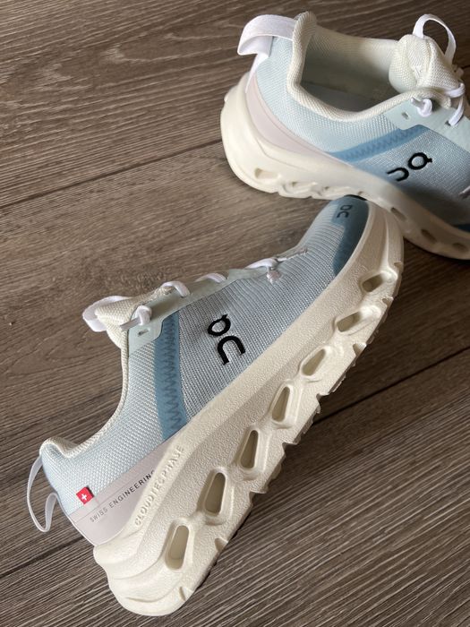 Кроссовки на девочку Новые!!