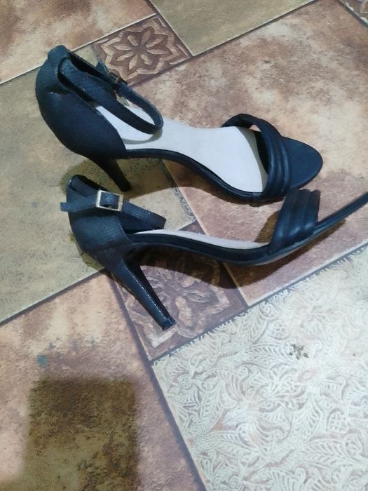 Vând sandale negre,elegante,mărimea 40,purtate o singură dată!