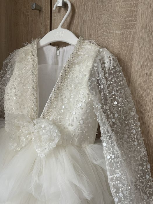 Vand rochita fetite+accesoriu pentru cap