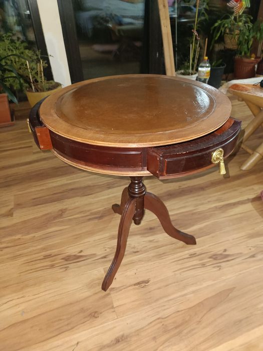 Маса антична с кожа