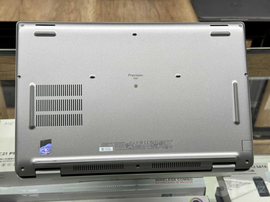 DELL Precision 3581 i9-13900H ram16 ssd256 RTX 2000 Ada Generation 8Gb