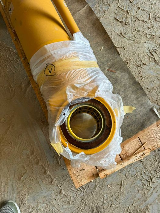 Cilindru hidraulic brat JCB JS460 dreapta NOU original (Cod KTV0937)