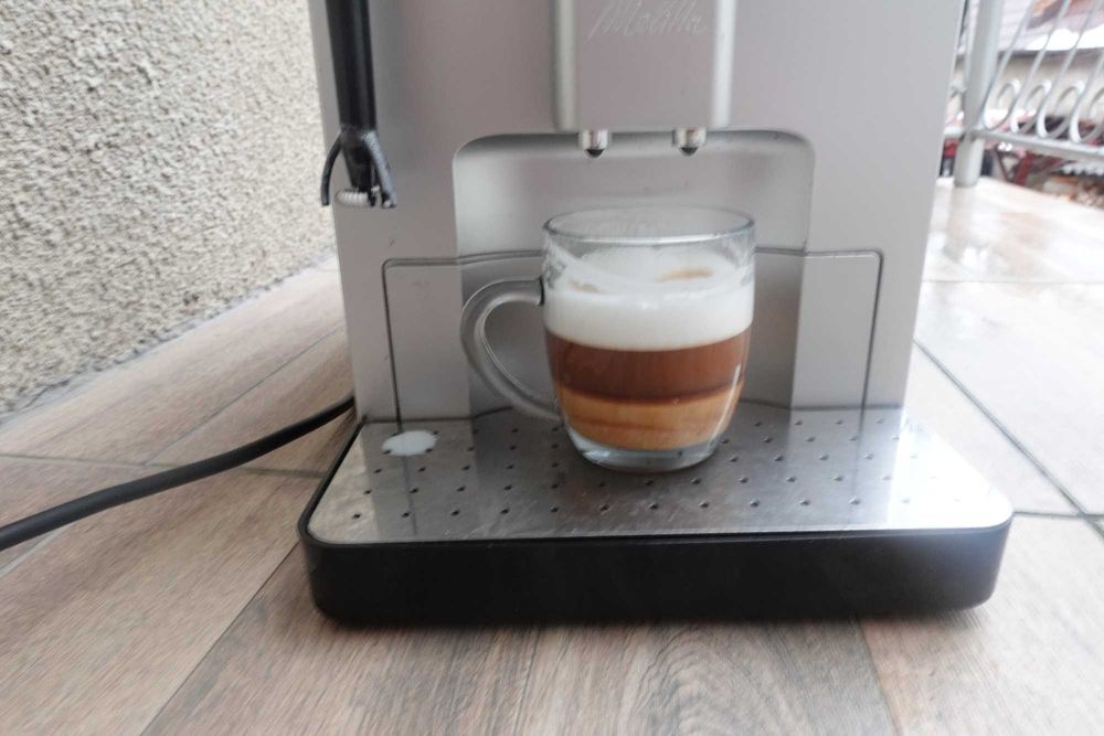 Melitta Caffeo Bistro cu un sistem de spumare lateral cu rotiță