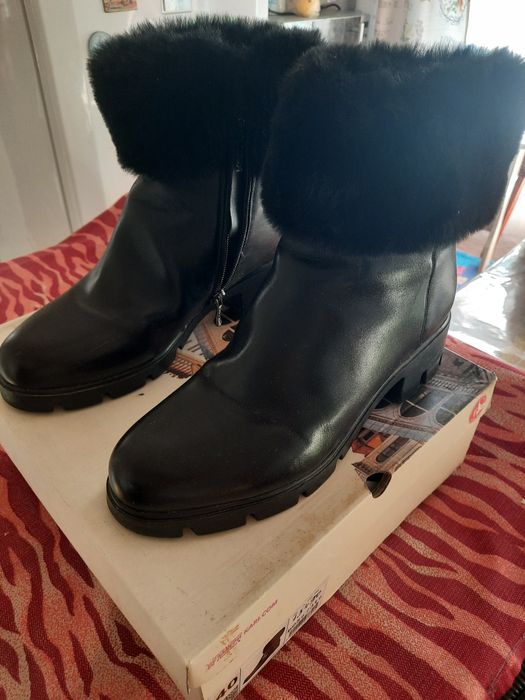 Продам сапоги,парик, пылесос