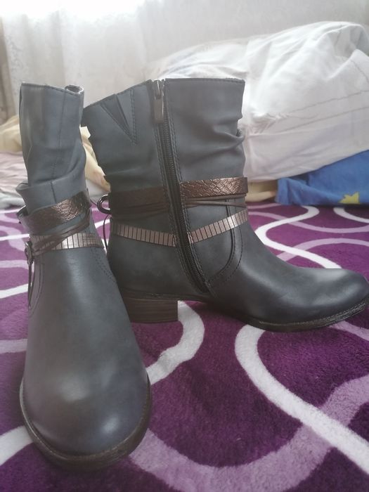 Ghete noi mărimea 39