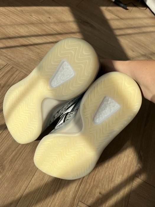 Adidas yeezy noi cu eticheta