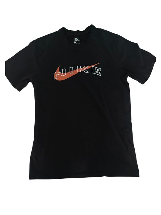 Продавам тениски Nike и Barrow