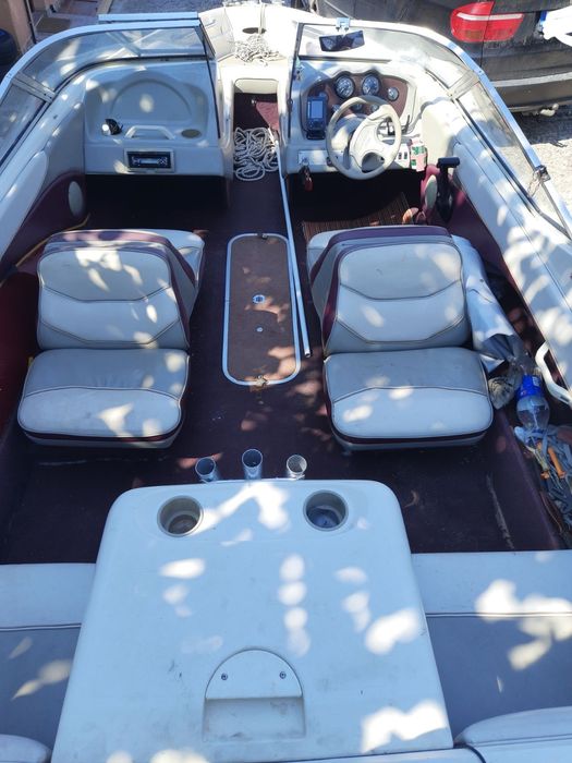 Моторна яхта Maxum