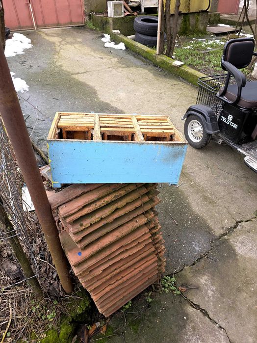 Пчелни рамки обтелени и оплодни сандъчета