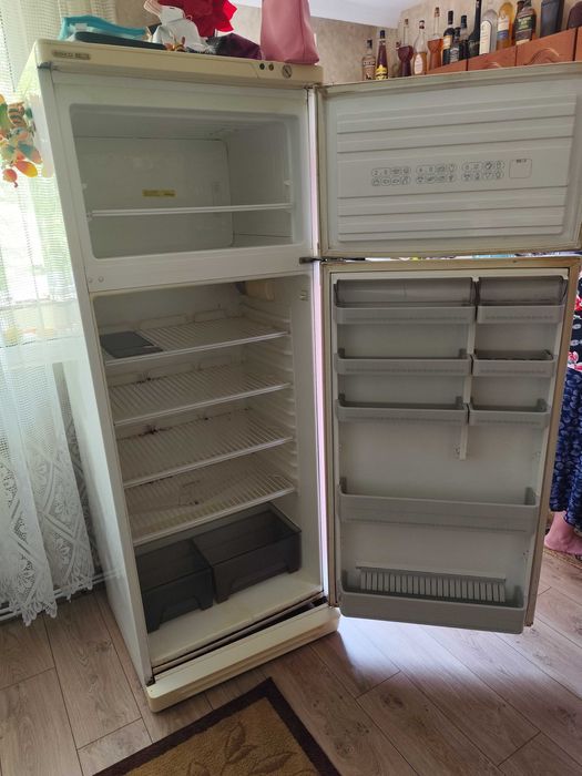 Хладилник голям с камера