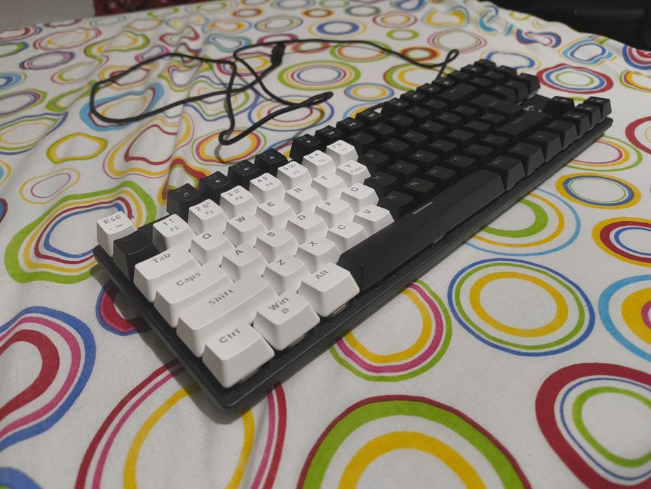 Механична клавиатура WHITE SHARK  50/50 черни и бели капачки,сини слич