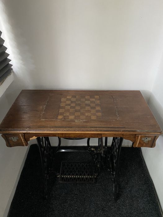 Masă-Mașină de Cusut Vintage