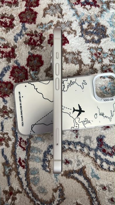 Белый iPhone 14.