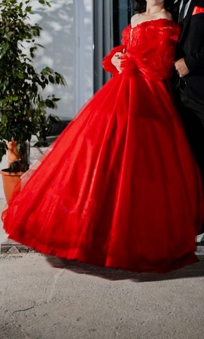 Официални рокли-продават се или се дават под наем