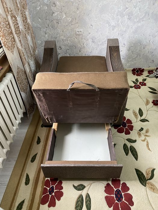 Sifatli va hamyonbop kreslo-krovat sotiladi.