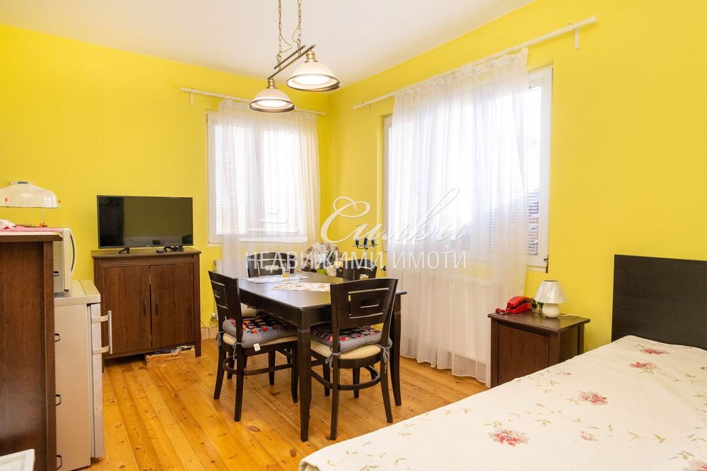 Продава се Етаж от къща в Шумен, Военно училище - 82 кв.м за 1891 €/кв.м - Снимка #1