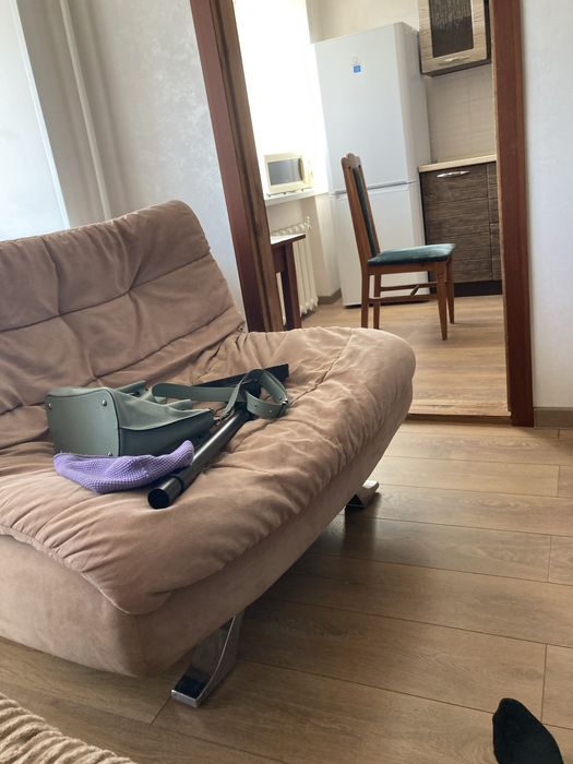 Отдам даром столы, стулья , диван