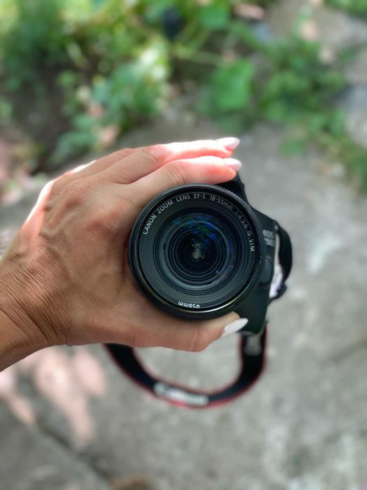 Продавам фотоапарат Canon EOS 250D с оригинален обектив Canon EF-S 18-55mm f/4-5.6 IS STM