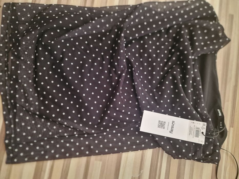 Top negru cu buline