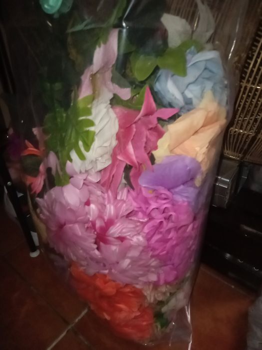 Целый мешок с искусственными цветами .