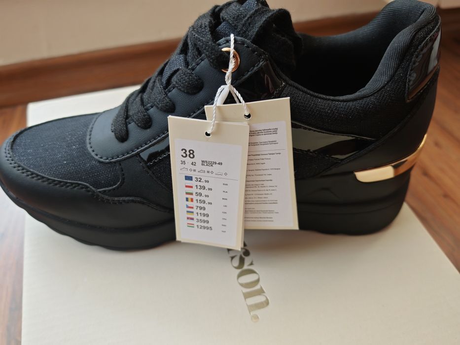 Черни сникърси, розови кецове, тъмносини балеринки естествена кожа