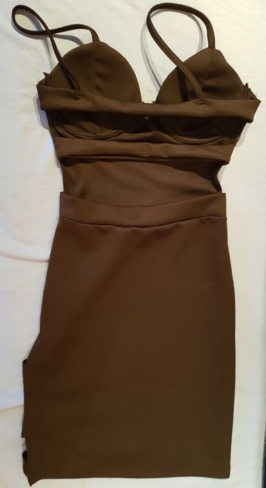 Рокля с изрязани детайли