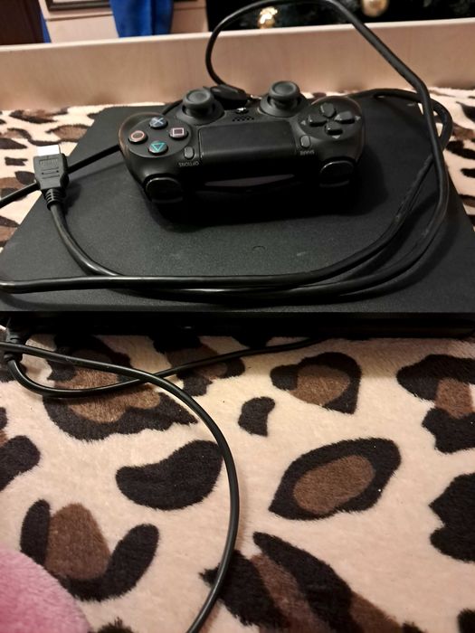 Vand ps 4 slim stare foarte buna defecte:maneta nu merge