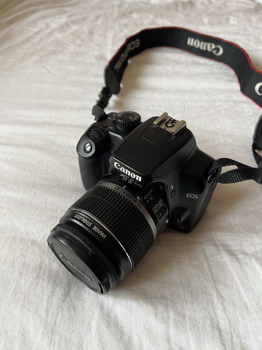 Canon EOS 1000D (Rebel XS) + объектив 18-55 IS полный комплект
