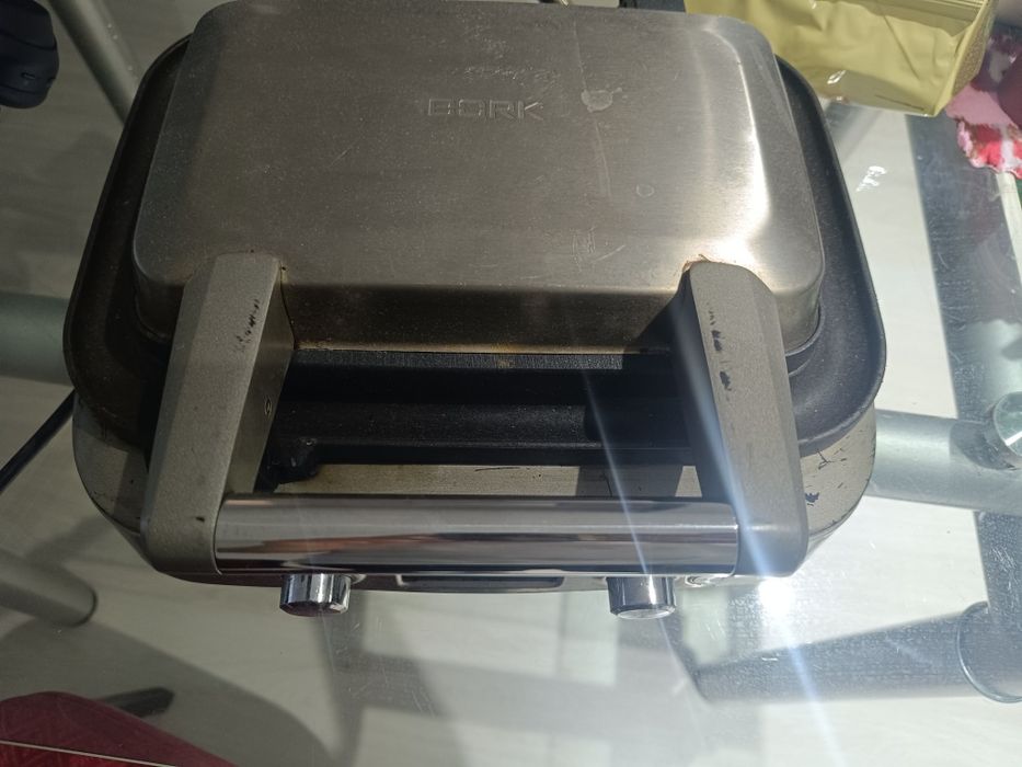 Вафельница BORK G-700