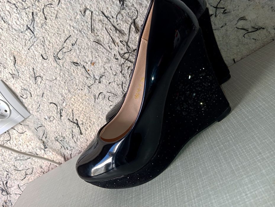 Qora rangli zolushka tuflichamiz sotiladi