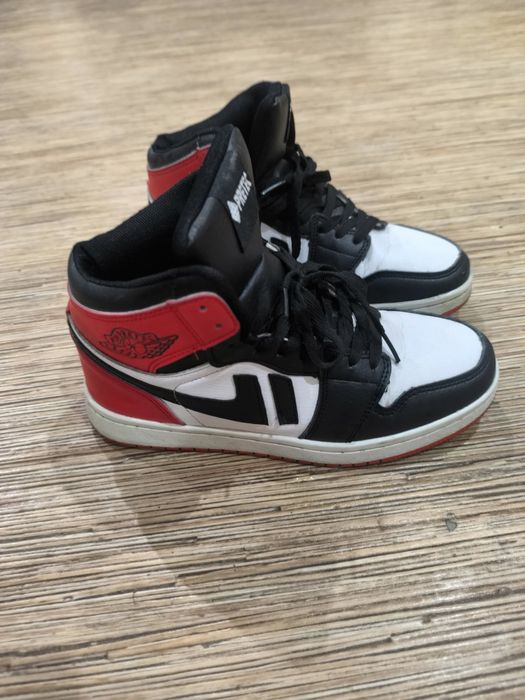 Продам ботинки на мальчика 39 р