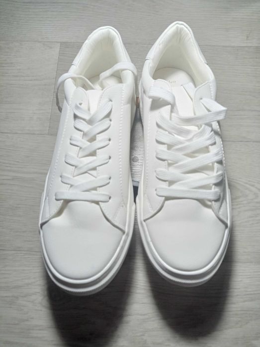 Продам кроссовки новые