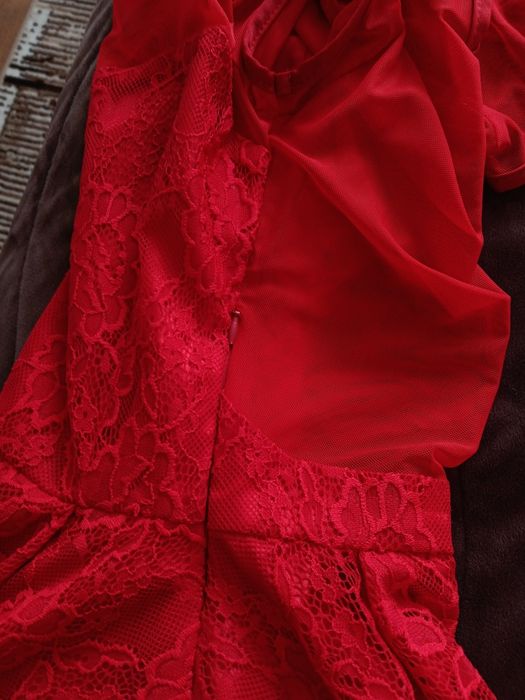 Червена дантелена рокля