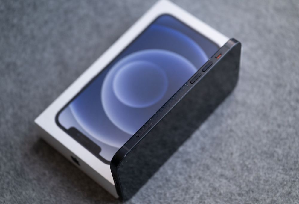 Телефон iPhone 12 / 64GB
