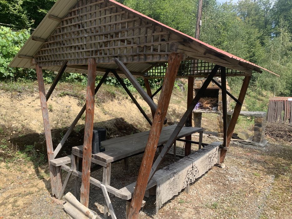 Vind casa de vacanta cu trei casute si pescarie